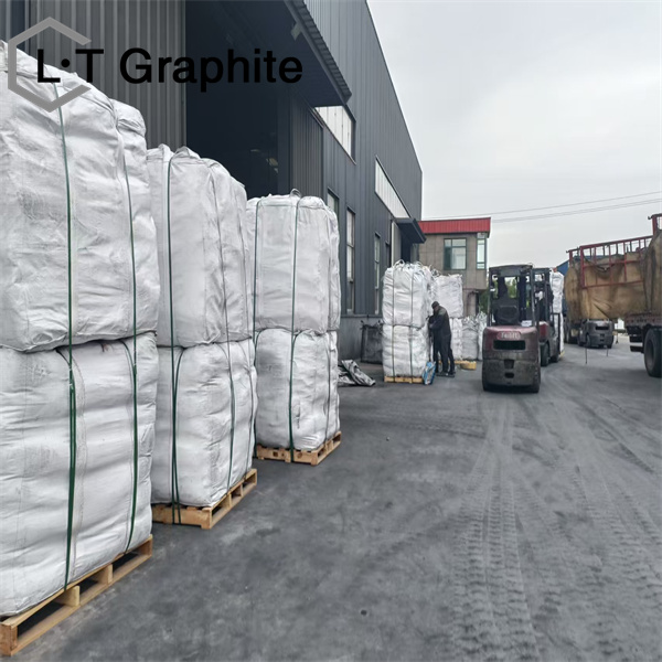 Natural graphite powder for improving lubrication performance of lubricating oil