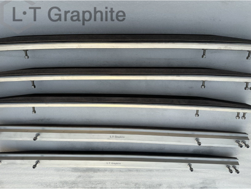 Why doesn't the pantograph on the top of the train get worn out?